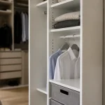 Colonne dressing 40 cm blanche ouverte dans une petite chambre