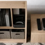 Cubes de rangement : cube ouvert et cube fermé, bois clair, livres et accessoires
