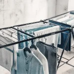 ÉTENDOIR À LINGE BRABANTIA 25 m en buanderie, linge séché