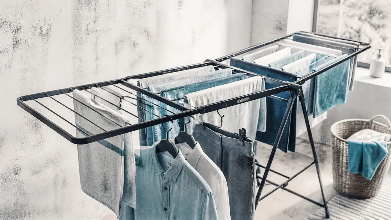 ÉTENDOIR À LINGE BRABANTIA 25 m en buanderie, linge séché