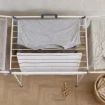 Gifi etendoir a linge pliable sur parquet, linge étendu
