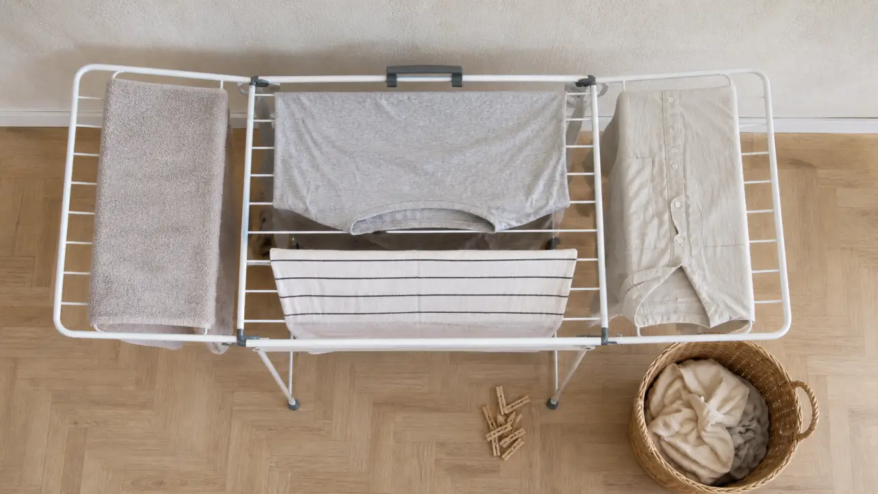 Gifi etendoir a linge pliable sur parquet, linge étendu
