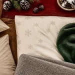 Linge de maison montagne : housse percale neige, plaid velours vert sapin et linge coordonné