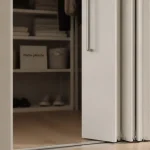 Porte de placard pliante blanche repliée, rail haut et guide bas pour rangement