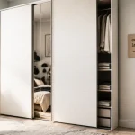 Porte dressing IKEA coulissante, gain de place, façade blanc mat et miroir