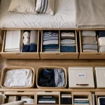 Rangement de linge optimisé paris : linge en tiroirs compartimentés, niches et meubles sur mesure