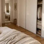 Dressing porte coulissante blanc laqué, intérieur rangé et gain de place