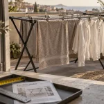 Étendoir à linge castorama sur balcon, déployé avec pinces et linge humide