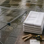 Éétendoir à linge extérieur Brico Dépôt sur terrasse, pliable métal et linge séché