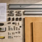 Rail coulissant pour porte placard : rails haut et bas sur établi