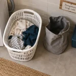 Rangement linge sale : bac étanche anti-humidité près du panier