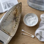 Comment nettoyer le fer à repasser : semelle tachée de calcaire, vinaigre et bicarbonate